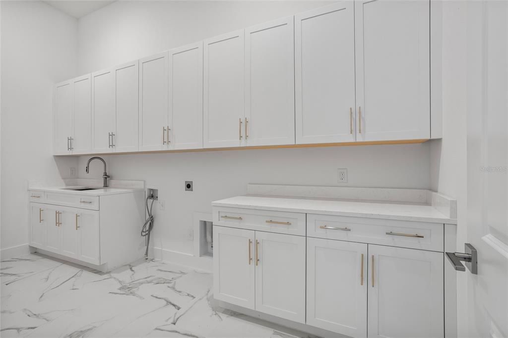 For Sale: $2,299,000 (5 beds, 6 baths, 4596 Square Feet)