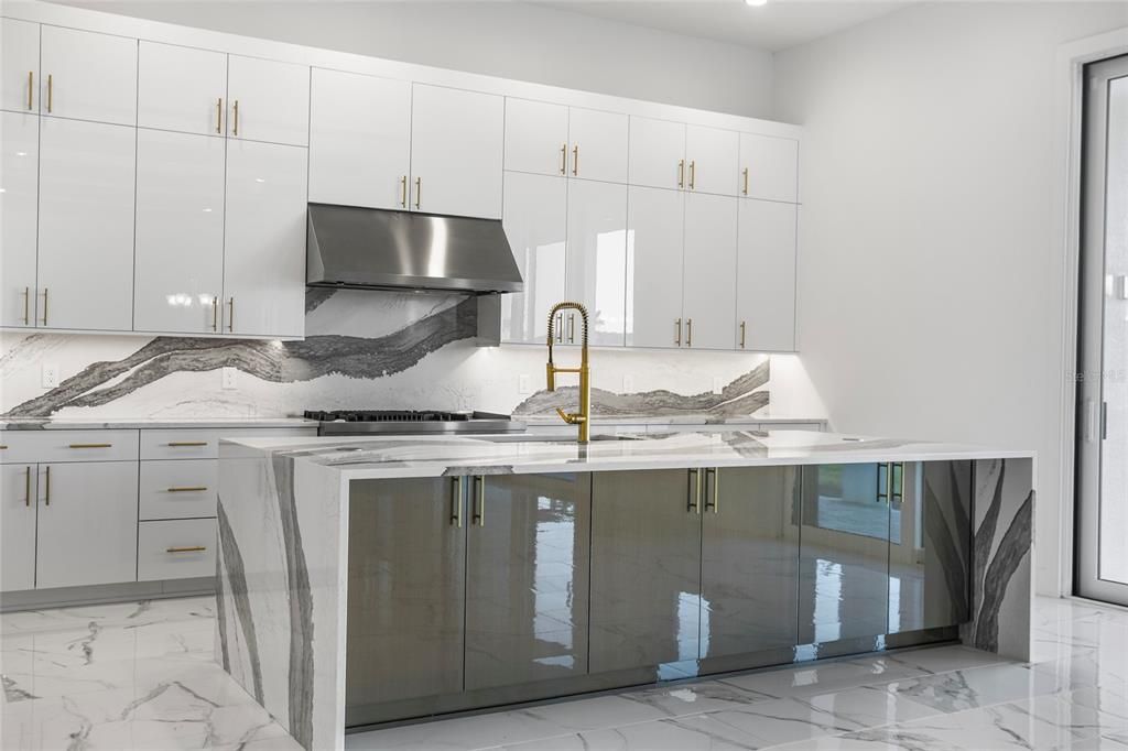 For Sale: $2,299,000 (5 beds, 6 baths, 4596 Square Feet)