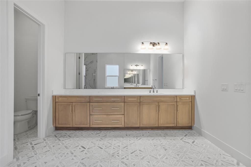 For Sale: $2,299,000 (5 beds, 6 baths, 4596 Square Feet)