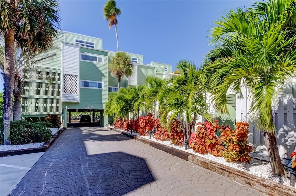 For Sale: $950,000 (3 beds, 2 baths, 1250 Square Feet)