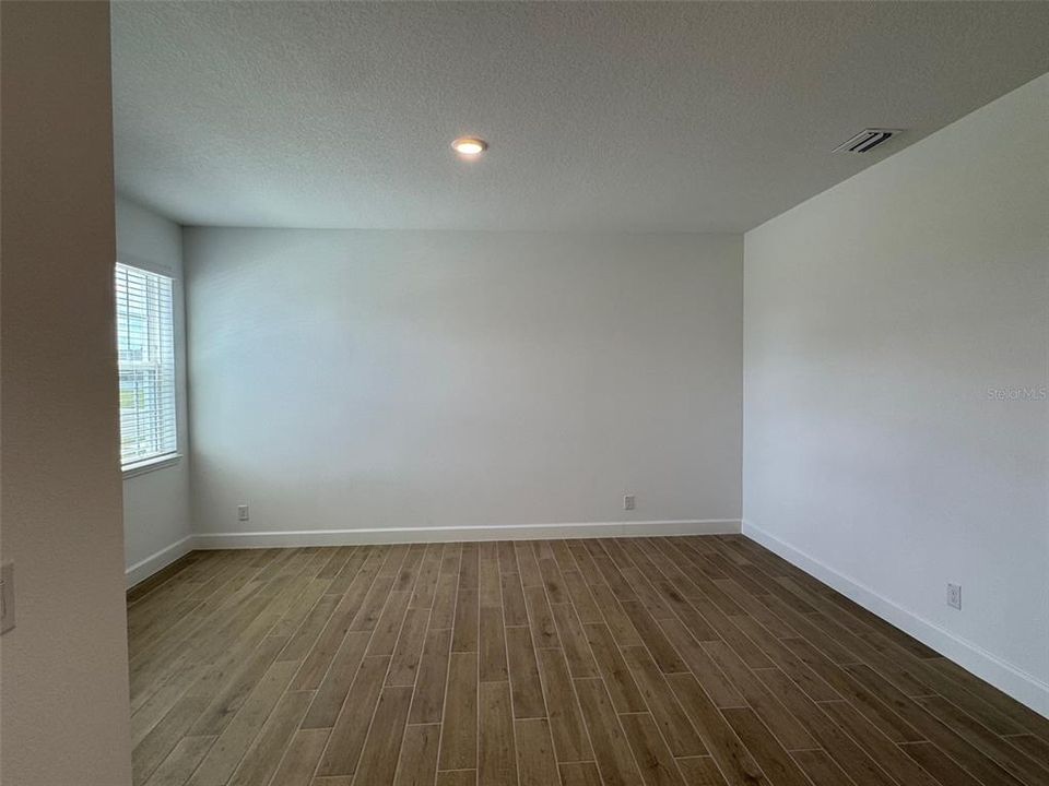 Activo con contrato: $589,990 (4 camas, 2 baños, 2560 Pies cuadrados)