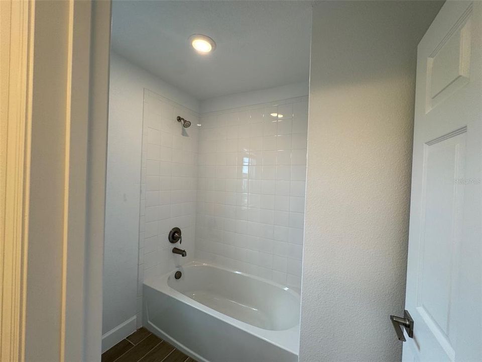 Activo con contrato: $589,990 (4 camas, 2 baños, 2560 Pies cuadrados)