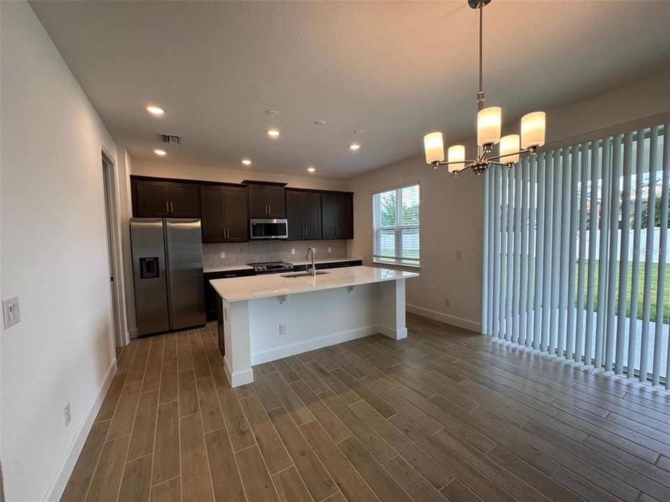 Activo con contrato: $589,990 (4 camas, 2 baños, 2560 Pies cuadrados)