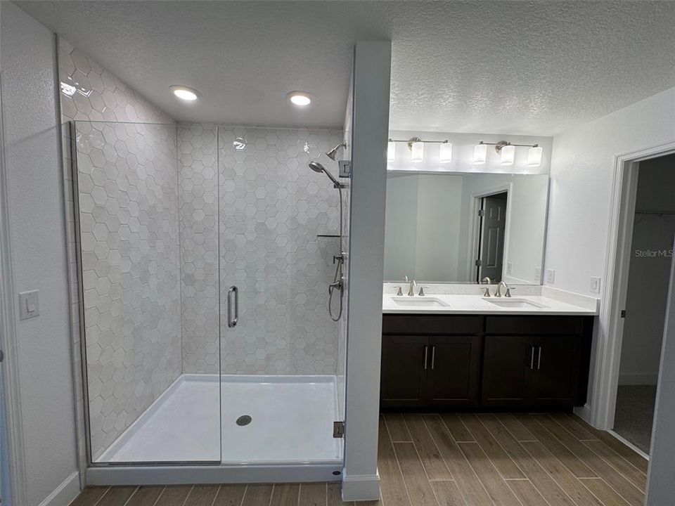 Activo con contrato: $589,990 (4 camas, 2 baños, 2560 Pies cuadrados)