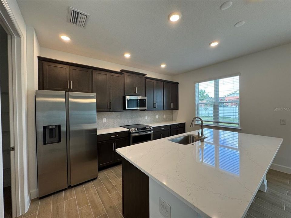 Activo con contrato: $589,990 (4 camas, 2 baños, 2560 Pies cuadrados)