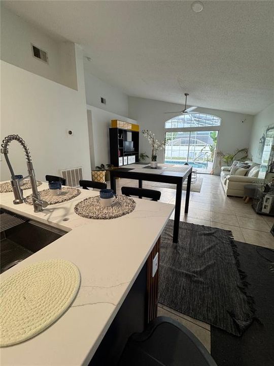 For Rent: $850 (1 beds, 1 baths, 1826 Square Feet)