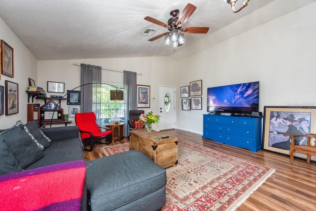 For Sale: $449,900 (3 beds, 2 baths, 1280 Square Feet)