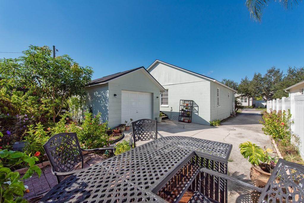 For Sale: $449,900 (3 beds, 2 baths, 1280 Square Feet)