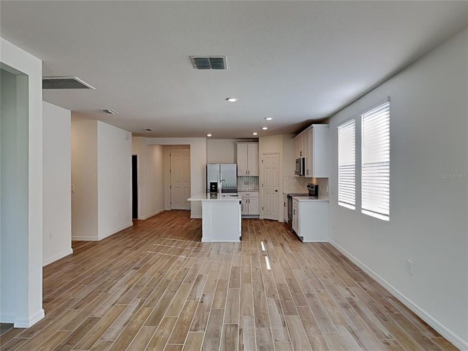 For Rent: $2,050 (3 beds, 2 baths, 1695 Square Feet)