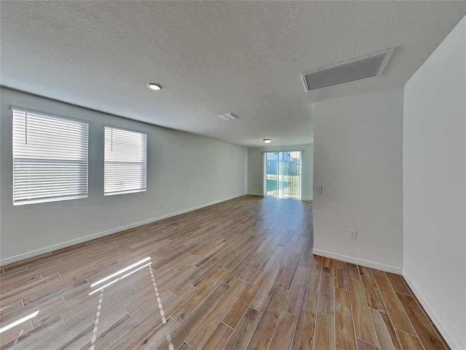 For Rent: $2,050 (3 beds, 2 baths, 1695 Square Feet)