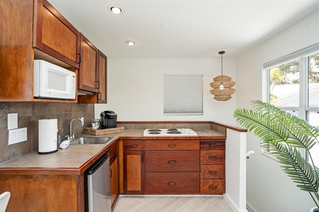 For Sale: $1,250,000 (4 beds, 4 baths, 2100 Square Feet)