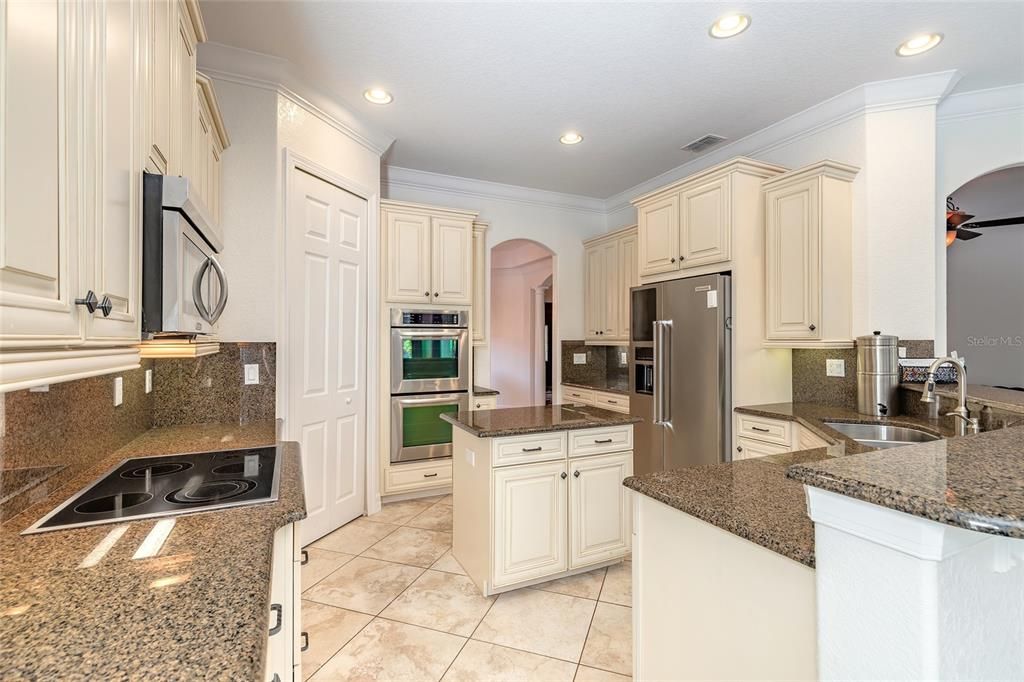 For Sale: $985,000 (5 beds, 5 baths, 4308 Square Feet)