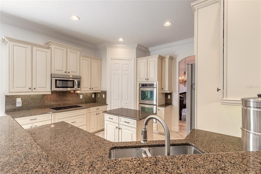 For Sale: $985,000 (5 beds, 5 baths, 4308 Square Feet)