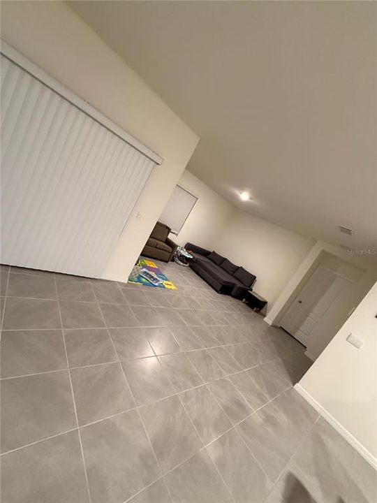 For Rent: $2,350 (4 beds, 2 baths, 1828 Square Feet)