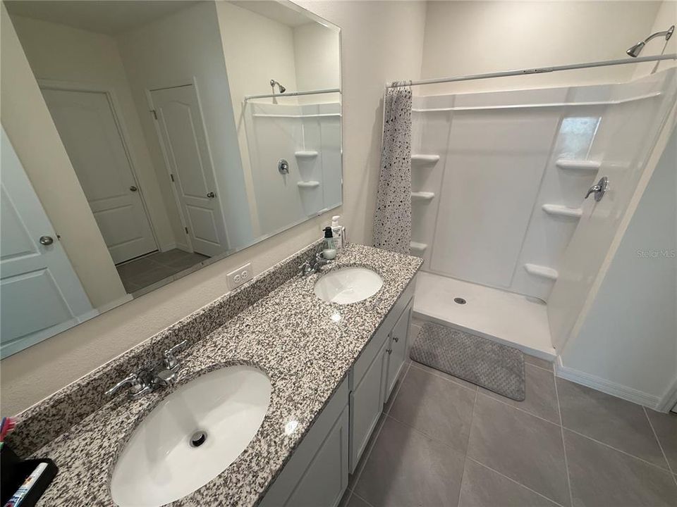 For Rent: $2,350 (4 beds, 2 baths, 1828 Square Feet)