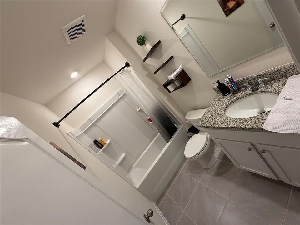 For Rent: $2,350 (4 beds, 2 baths, 1828 Square Feet)