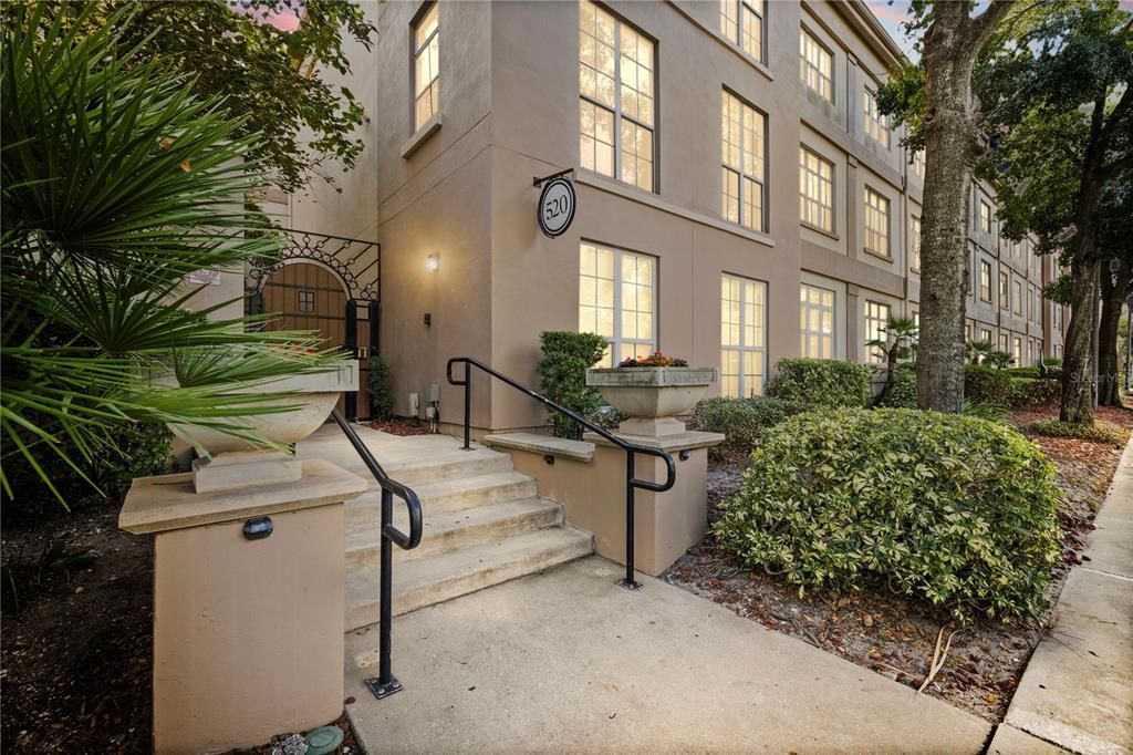 For Sale: $399,000 (2 beds, 2 baths, 1231 Square Feet)