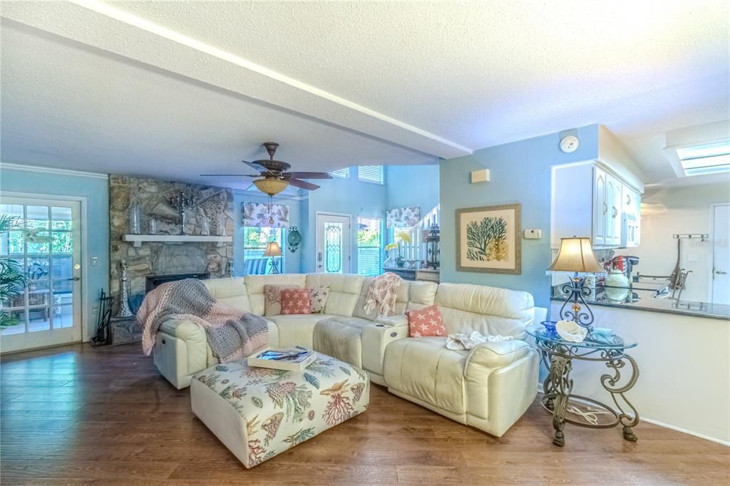 For Sale: $320,000 (3 beds, 3 baths, 1962 Square Feet)