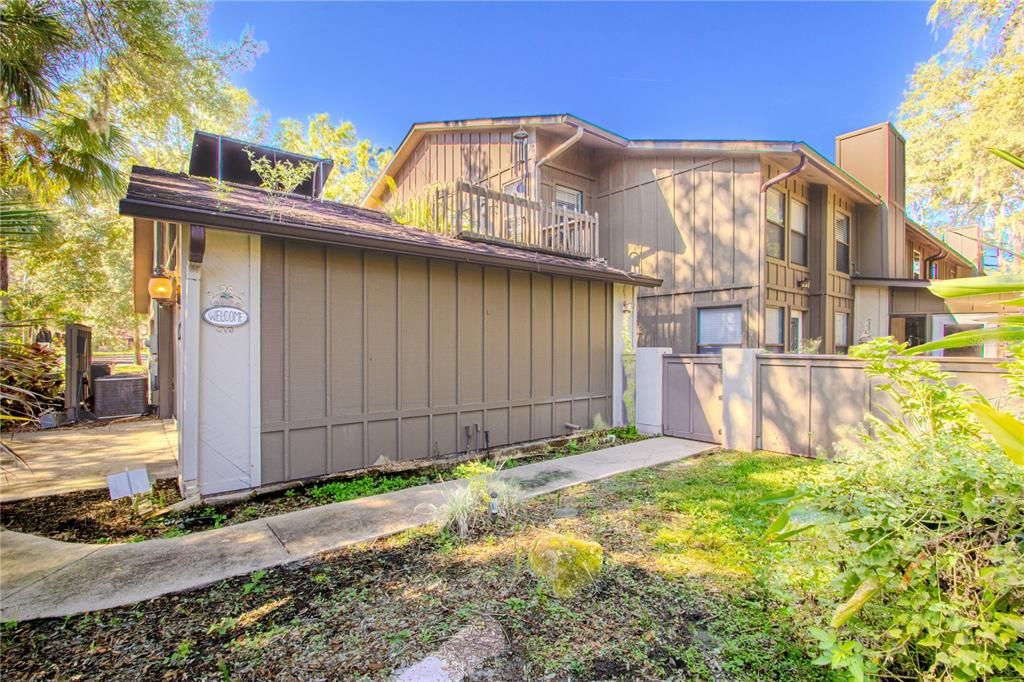 For Sale: $320,000 (3 beds, 3 baths, 1962 Square Feet)