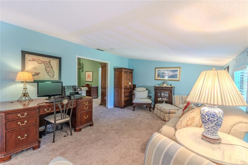 For Sale: $320,000 (3 beds, 3 baths, 1962 Square Feet)