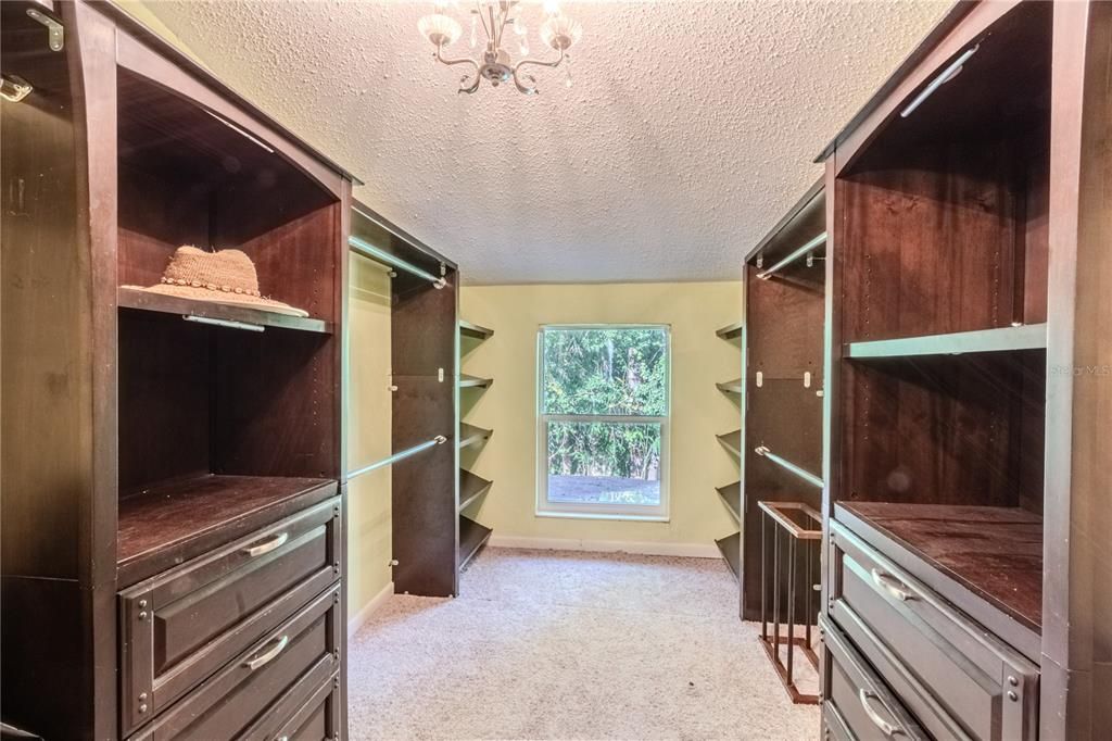 For Sale: $320,000 (3 beds, 3 baths, 1962 Square Feet)