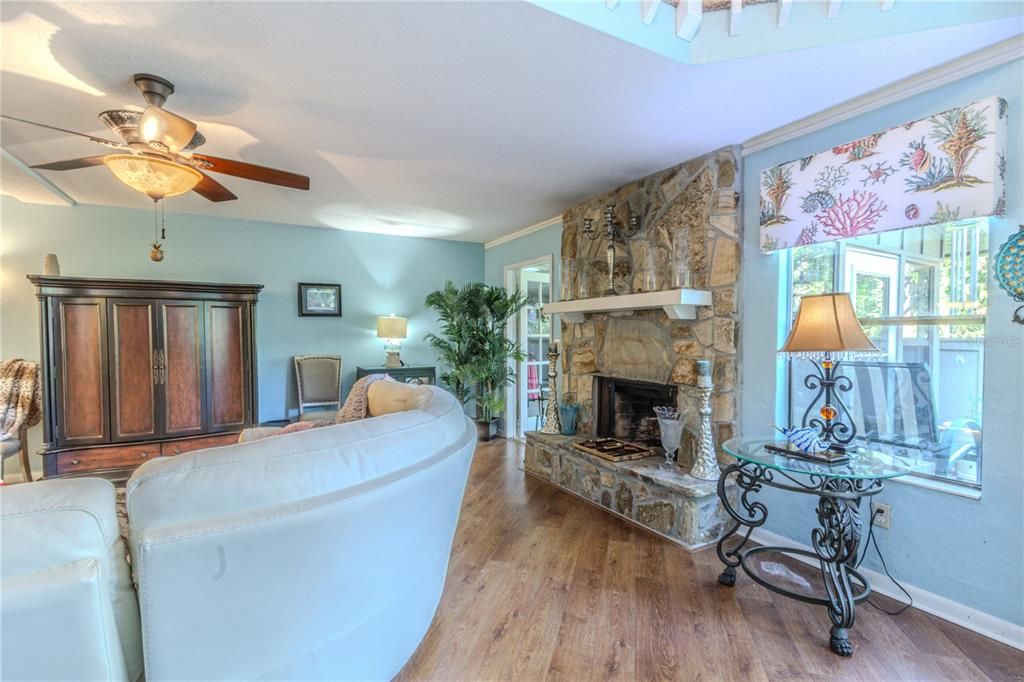 For Sale: $320,000 (3 beds, 3 baths, 1962 Square Feet)