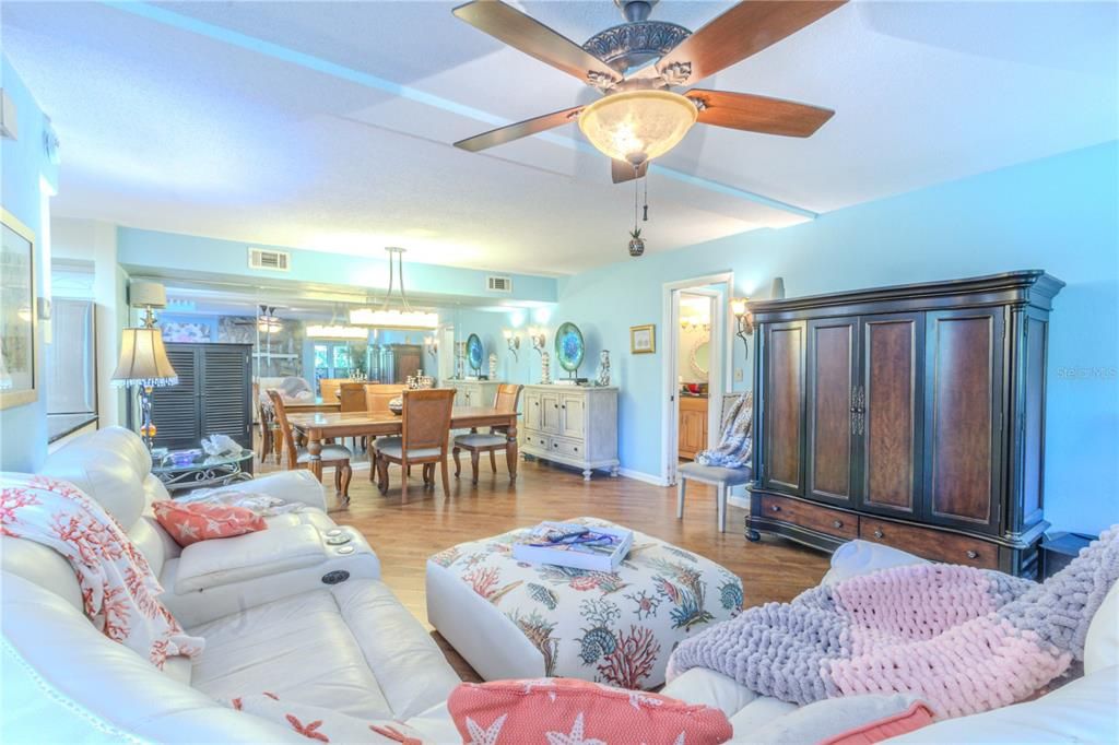 For Sale: $320,000 (3 beds, 3 baths, 1962 Square Feet)