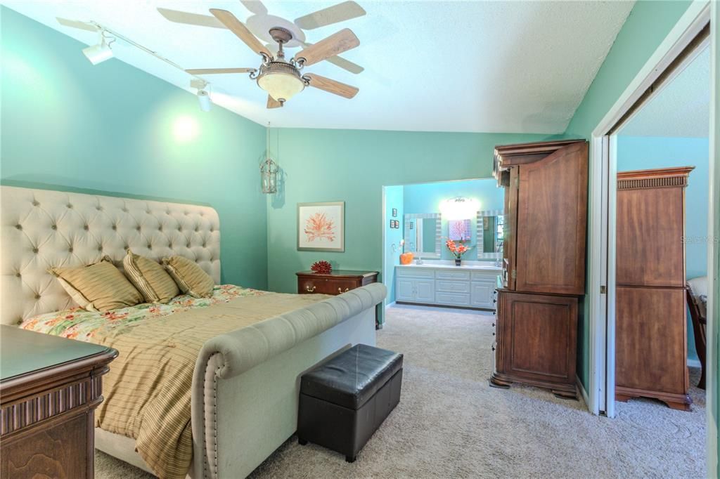 For Sale: $320,000 (3 beds, 3 baths, 1962 Square Feet)