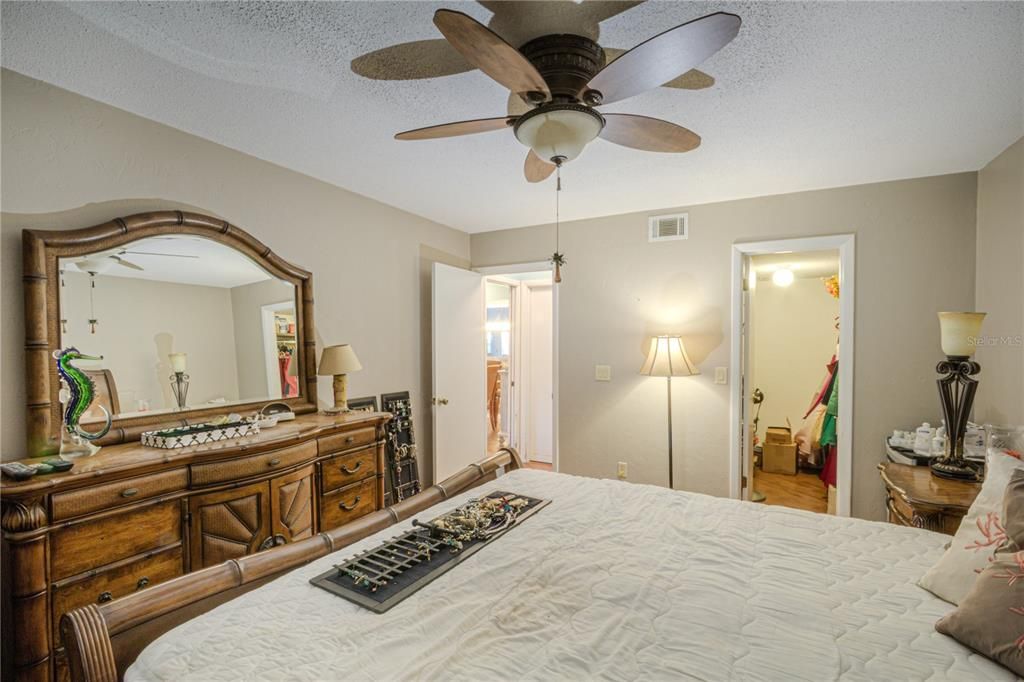 For Sale: $320,000 (3 beds, 3 baths, 1962 Square Feet)