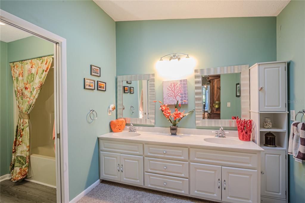 For Sale: $320,000 (3 beds, 3 baths, 1962 Square Feet)