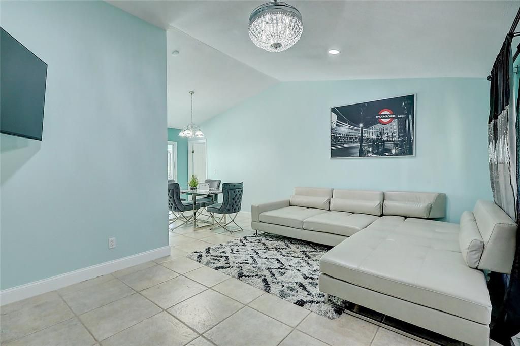 出租: $4,000 (3 贝兹, 2 浴室, 1951 平方英尺)