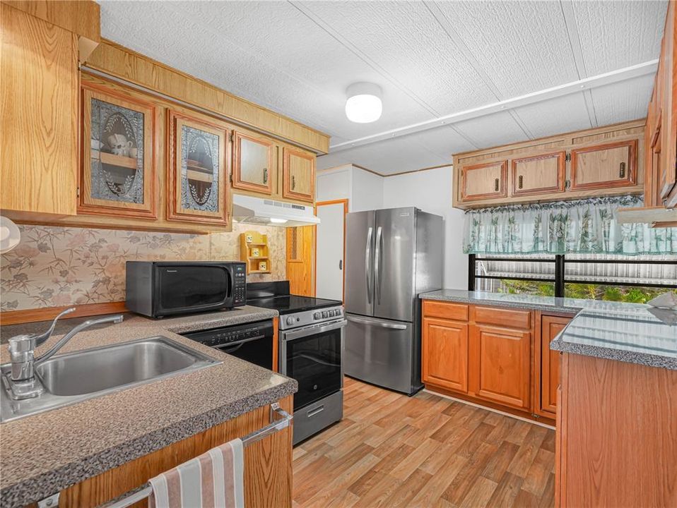 For Sale: $160,000 (2 beds, 2 baths, 816 Square Feet)