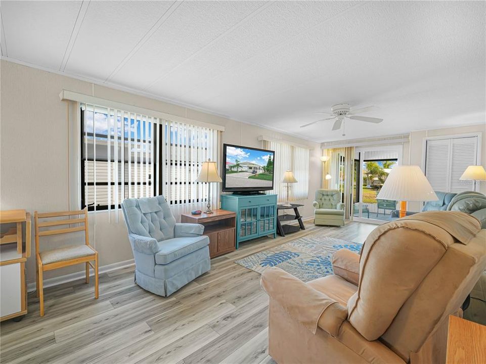 For Sale: $160,000 (2 beds, 2 baths, 816 Square Feet)