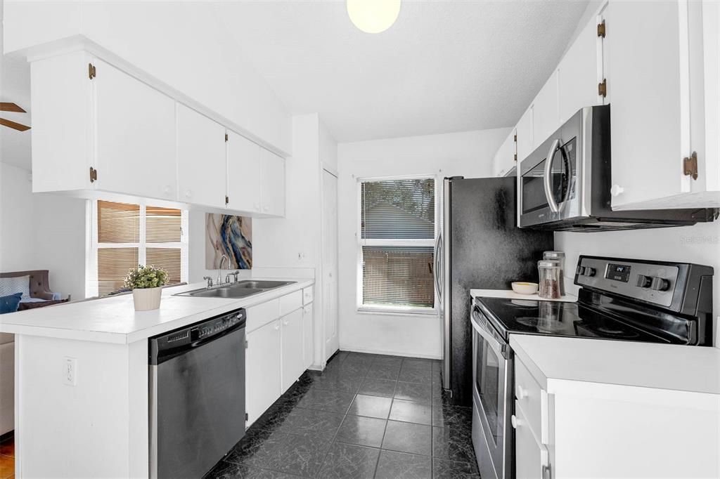 Active With Contract: $299,150 (3 beds, 2 baths, 1172 Square Feet)