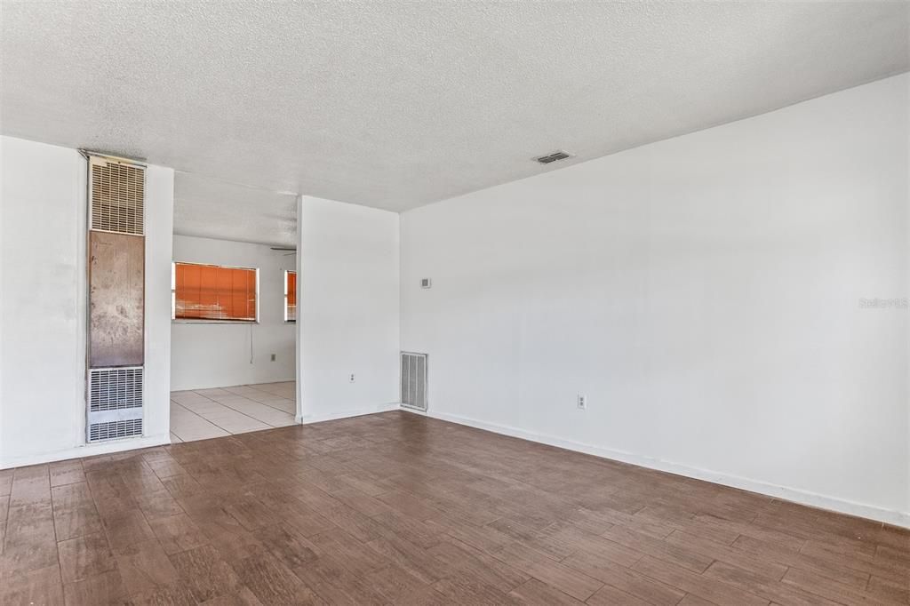 For Sale: $228,500 (4 beds, 1 baths, 1139 Square Feet)