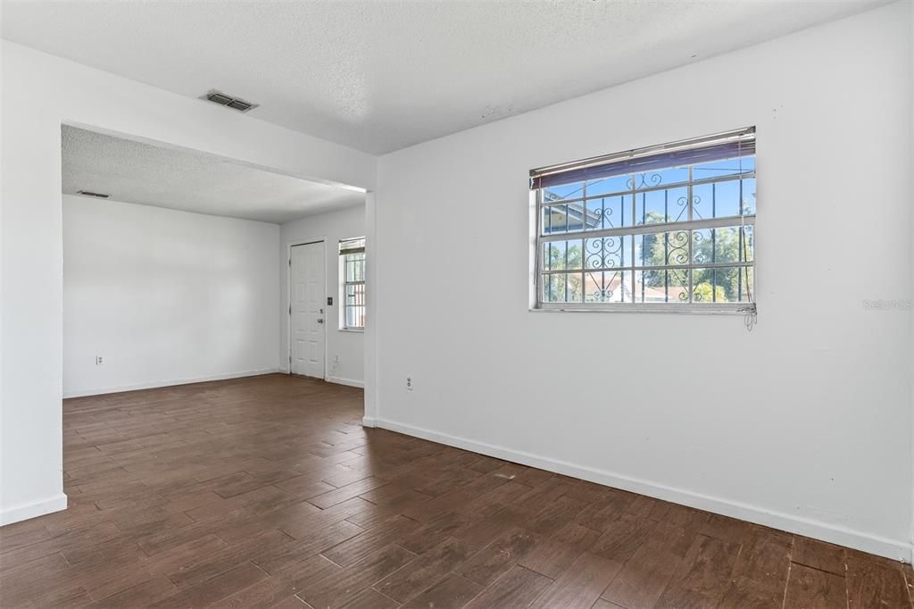 For Sale: $228,500 (4 beds, 1 baths, 1139 Square Feet)