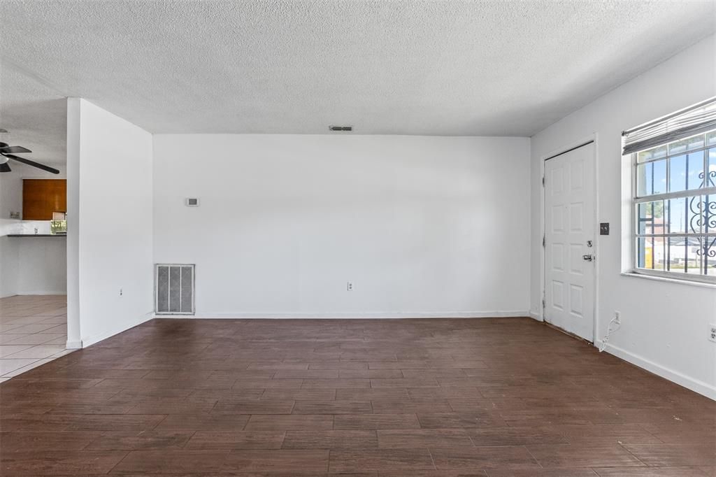 For Sale: $228,500 (4 beds, 1 baths, 1139 Square Feet)