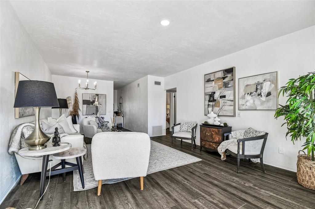 For Sale: $133,000 (2 beds, 1 baths, 835 Square Feet)