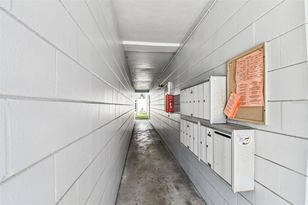 For Sale: $133,000 (2 beds, 1 baths, 835 Square Feet)