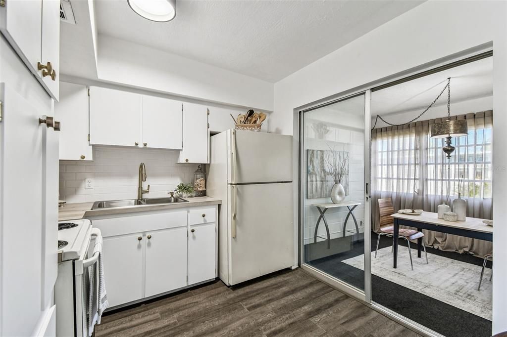 For Sale: $133,000 (2 beds, 1 baths, 835 Square Feet)