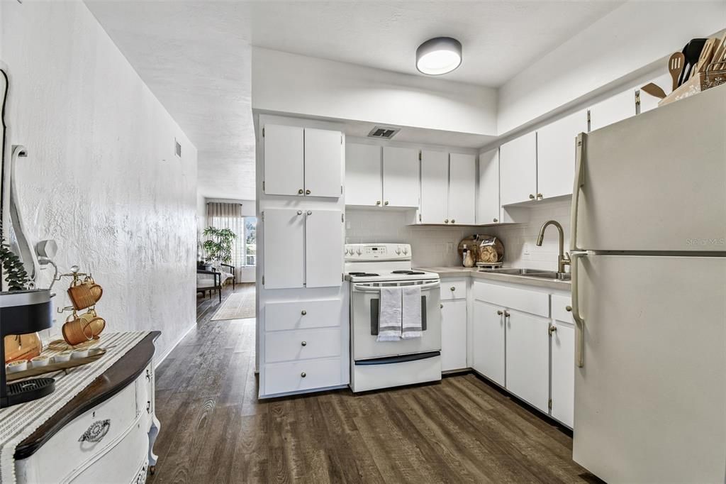 For Sale: $133,000 (2 beds, 1 baths, 835 Square Feet)