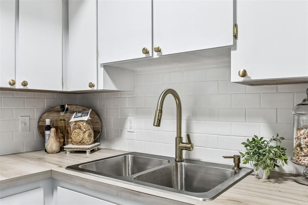 For Sale: $133,000 (2 beds, 1 baths, 835 Square Feet)