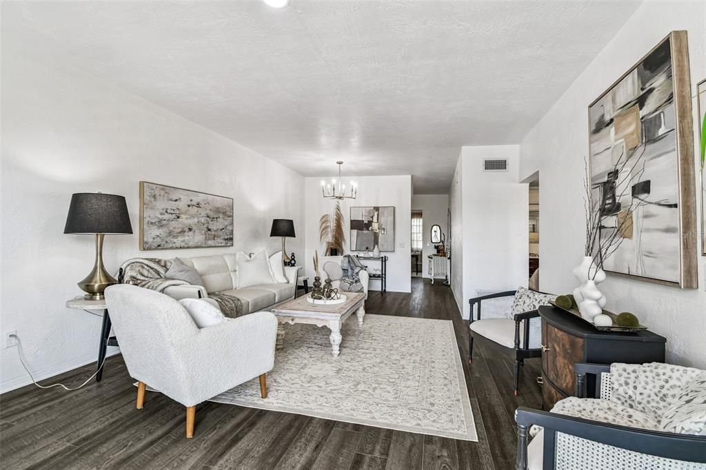 For Sale: $133,000 (2 beds, 1 baths, 835 Square Feet)