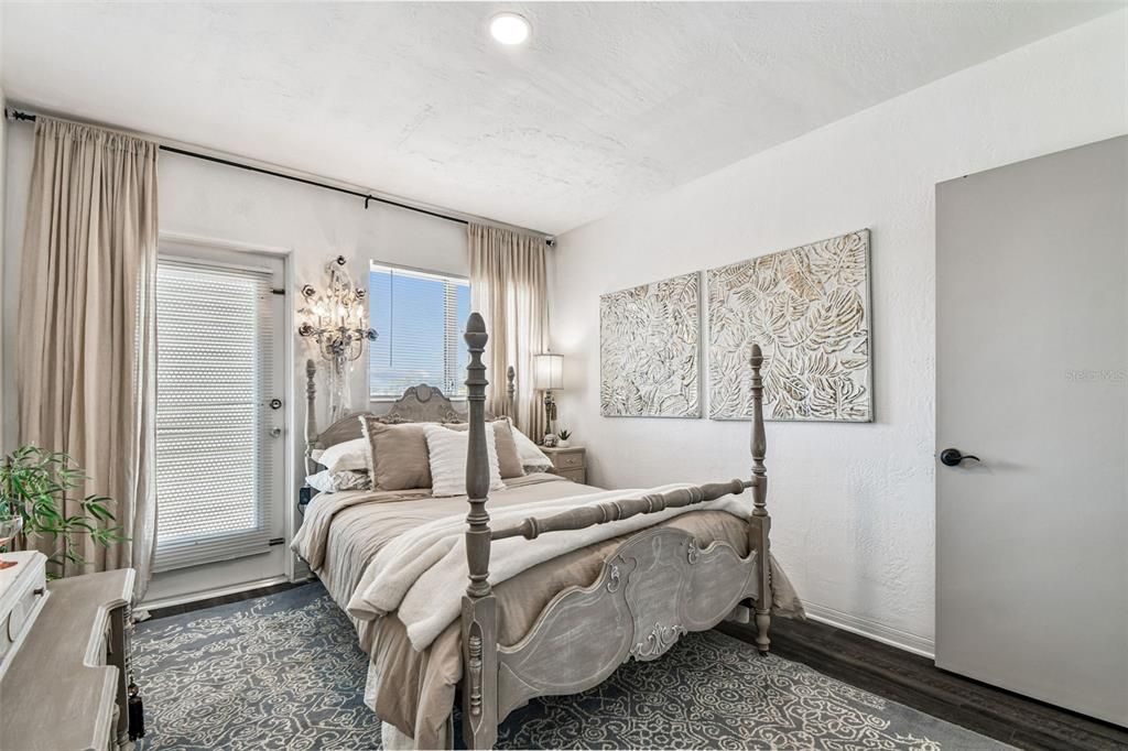 For Sale: $133,000 (2 beds, 1 baths, 835 Square Feet)