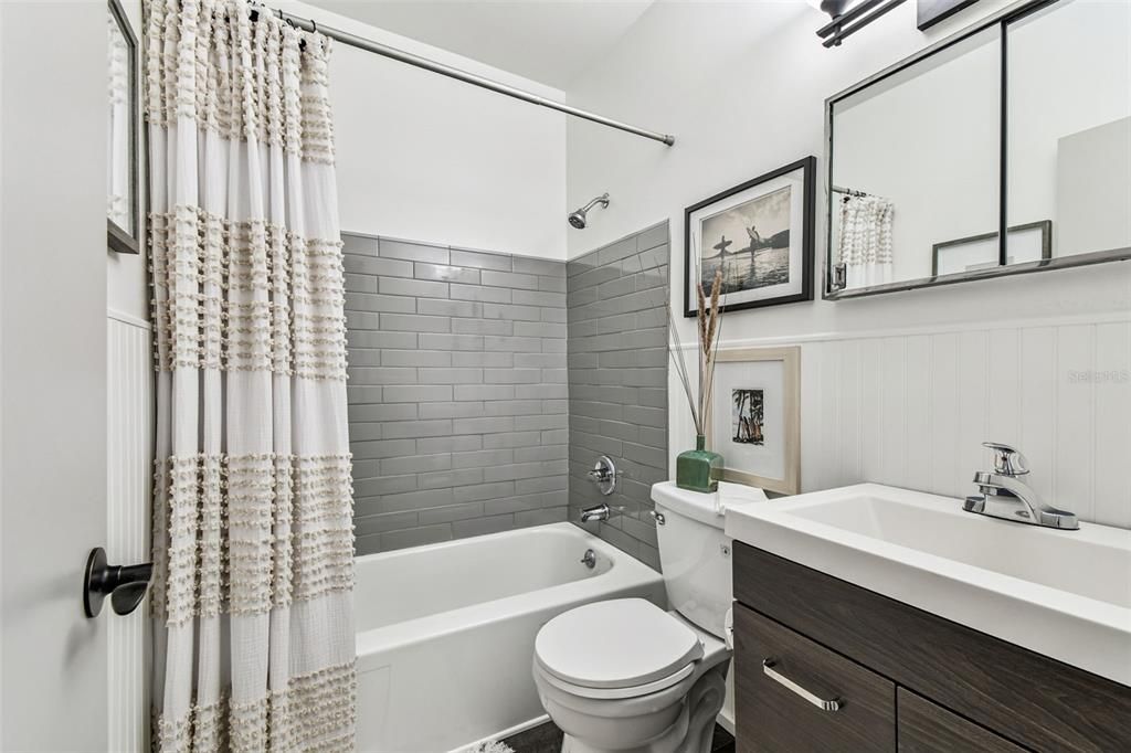 For Sale: $133,000 (2 beds, 1 baths, 835 Square Feet)