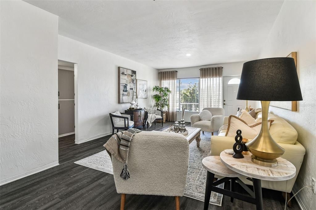 For Sale: $133,000 (2 beds, 1 baths, 835 Square Feet)