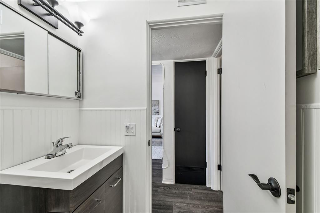 For Sale: $133,000 (2 beds, 1 baths, 835 Square Feet)