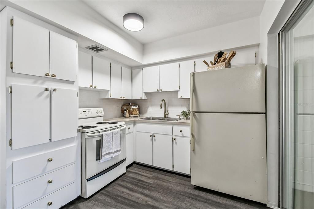 For Sale: $133,000 (2 beds, 1 baths, 835 Square Feet)