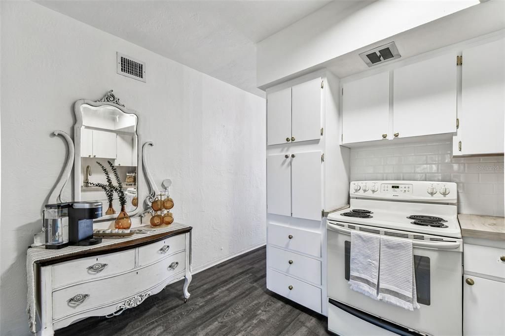 For Sale: $133,000 (2 beds, 1 baths, 835 Square Feet)