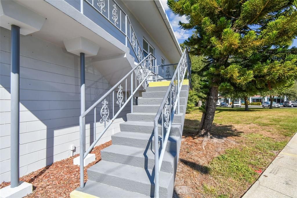 For Sale: $133,000 (2 beds, 1 baths, 835 Square Feet)